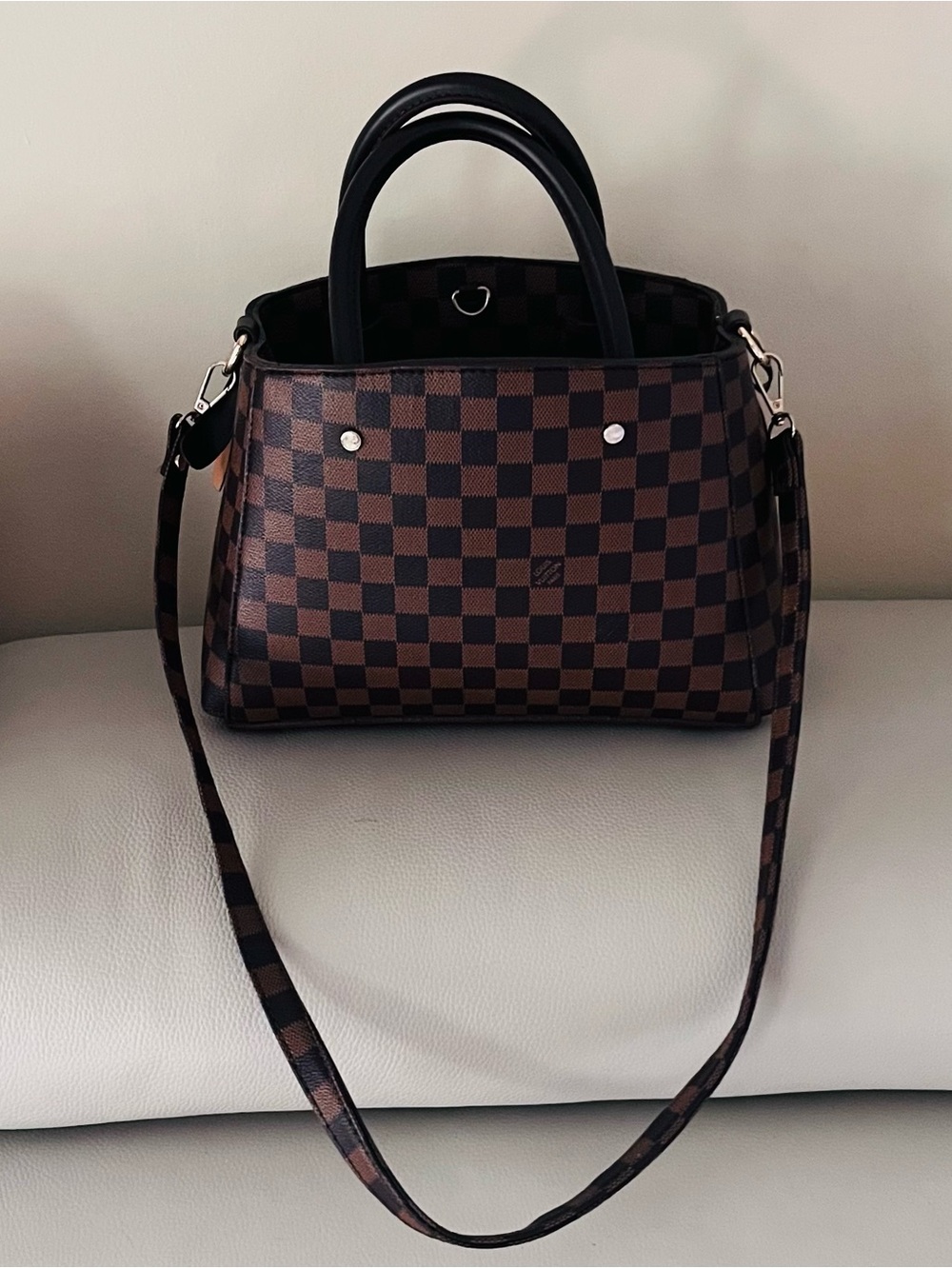 Pristine brown checkered iconic logo handbag also comes with shoulder strap.